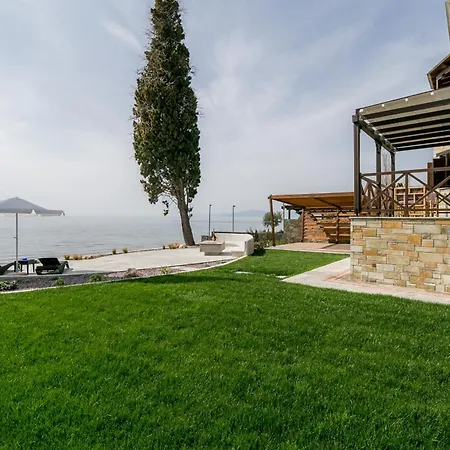 Mermaid Beachfront Apartament Koropi