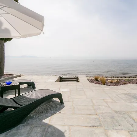 Mermaid Beachfront Apartament